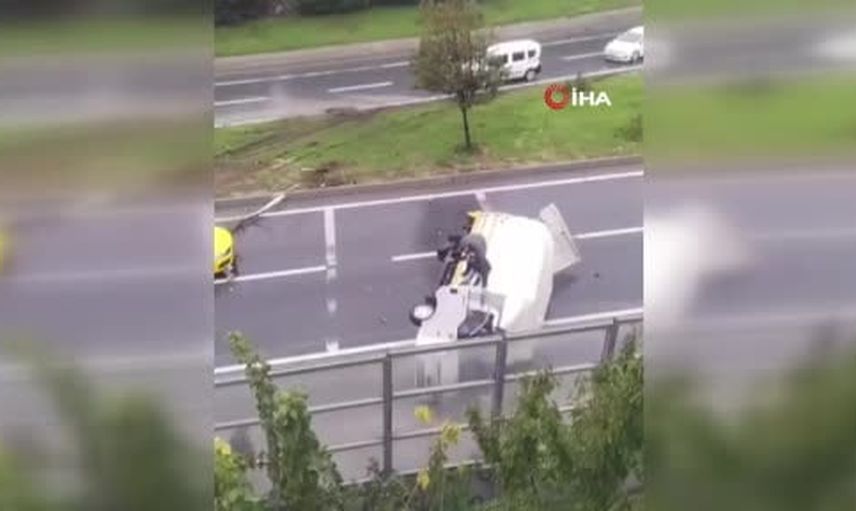 Sultangazi'de kargo tırının bahçeye düştüğü kaza: üç yaralı