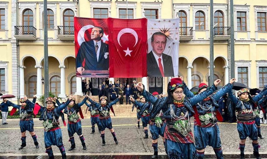 İlmek ilmek örülen bayrak valiye teslim edildi