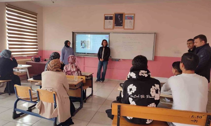 Altıntaş’ta eğitimde yüz yüze buluşma: Açık Öğretim İmam Hatip Lisesi kurslarına ziyaret