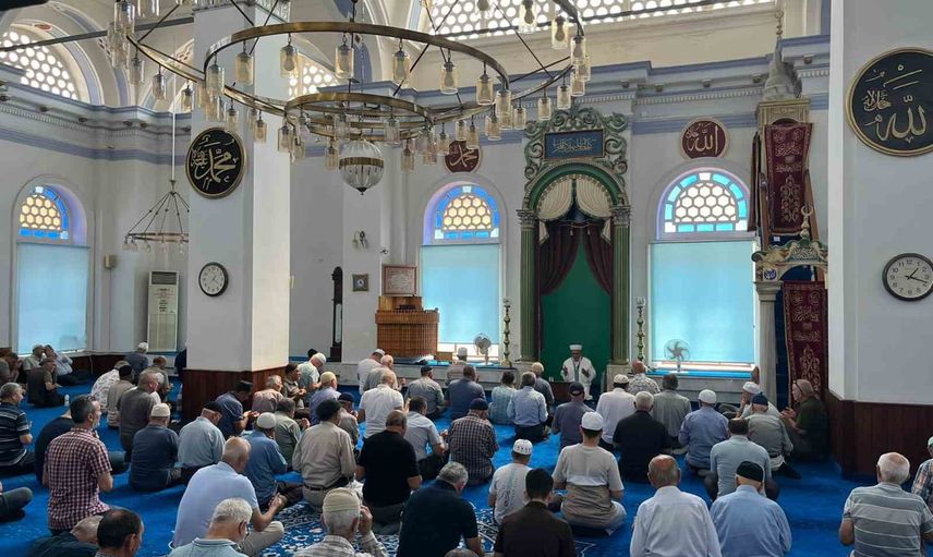 Koca Camii'nde mevlid kandili coşkusu: İstanbul'dan konuk hocalar katıldı