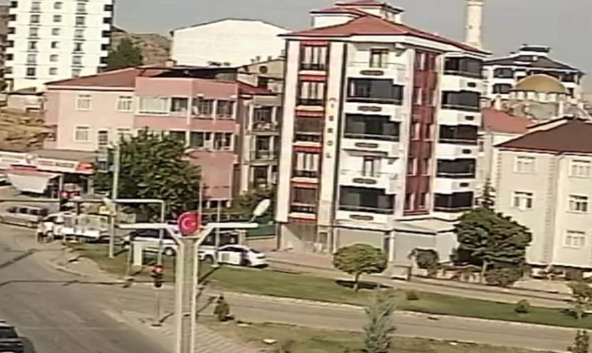 El freni unutulan otomobil caddeyi aşıp tarlaya girdi