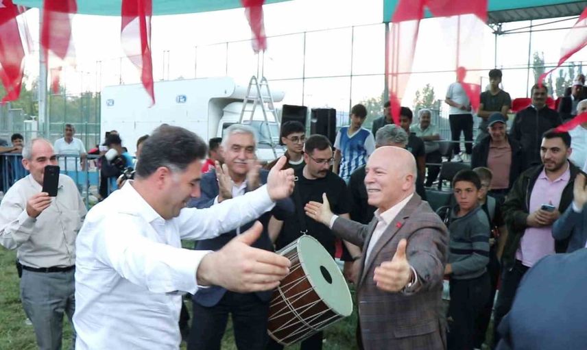 Sekmen pasinler'de davul-zurna ritmine kapılıp er meydanına çıktı