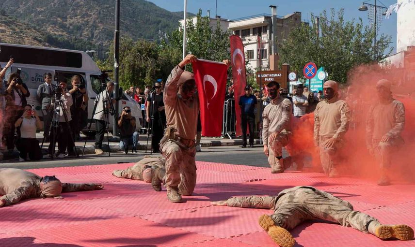 Manisa'da komandoların gösterisiyle artan 30 Ağustos coşkusu