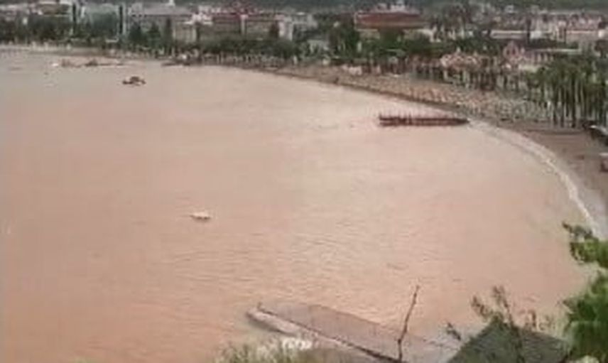 Sel suları İçmeler sahilini kahverengiye boyadı