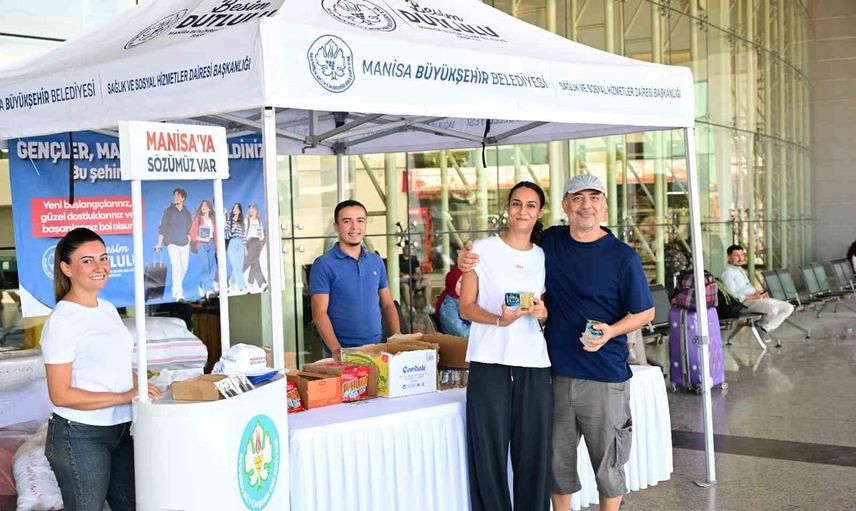 Öğrencilere sıcak karşılama: Manisa Büyükşehir'in 'hoş geldin' standı