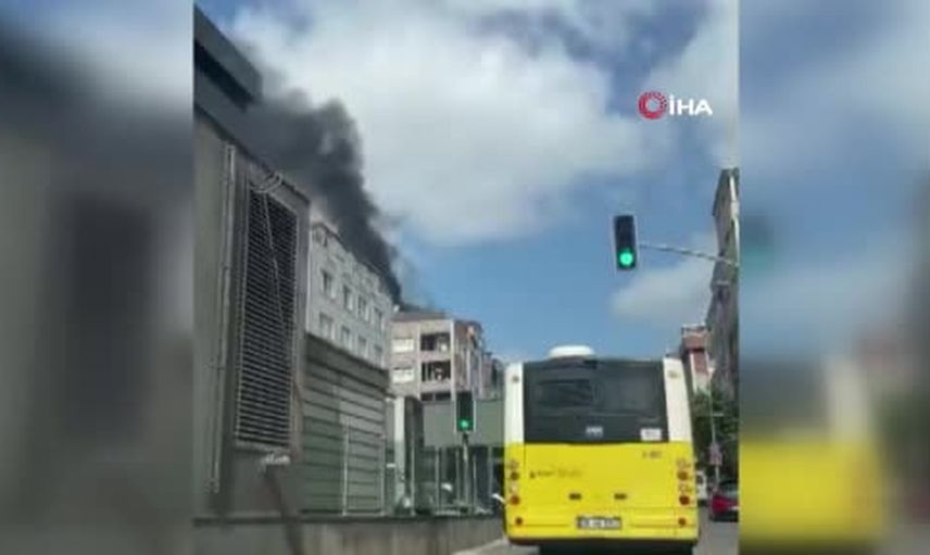 Bayrampaşa'da çatıda yükselen alevler kısa sürede kontrol altına alındı