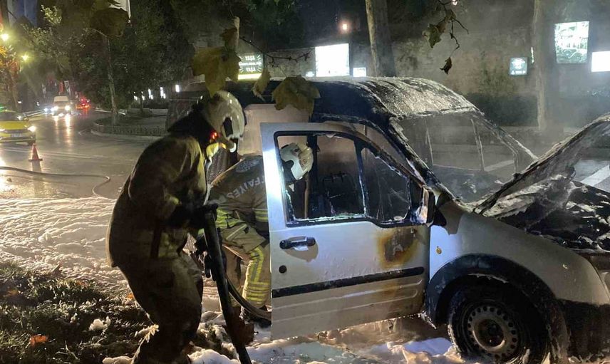 Gece saatlerinde Dolmabahçe önünde duman ve alev: hafif ticari araç kullanılamaz hale geldi