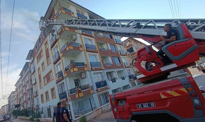 Priz şüphesiyle çıkan yangın Antakya’da en üst kattaki ailenin evinde hasar bıraktı