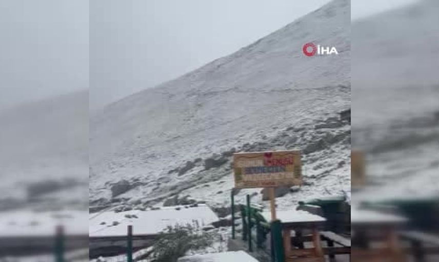 Avusor yaylası erken karla beyaza büründü