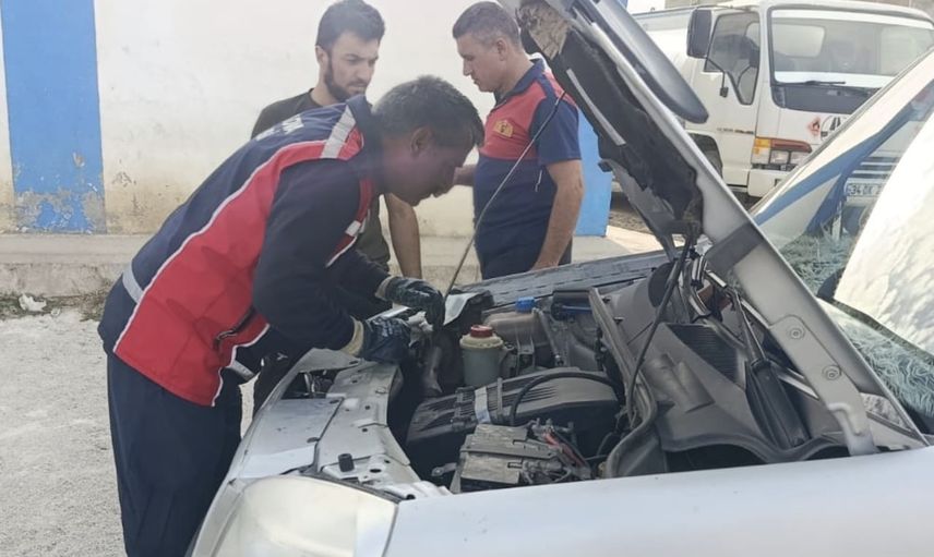 Miyavlama sesi müdahale başlattı: Yüksekova'da araçta sıkışan kedi iki saatte kurtarıldı