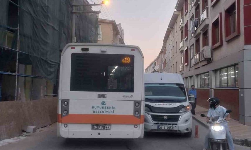 Duba uyarısı dikkate alınmadı: Eskişehir'de servis aracının hatalı parkı trafiği kilitledi