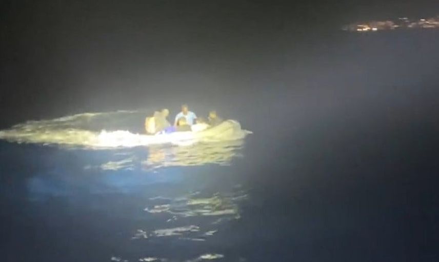 Bodrum açıklarında durdurulan lastik botta 6 düzensiz göçmen teslim edildi