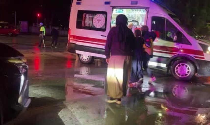 Armağan İnci Bulvarı'nda çarpışma: 12 öğrenci hafif yaralandı