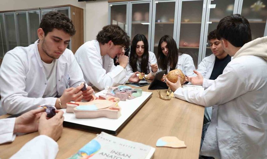 Anatomi eğitiminde yapay zekâ ile gerçek bedenin tamamlayıcı rolü