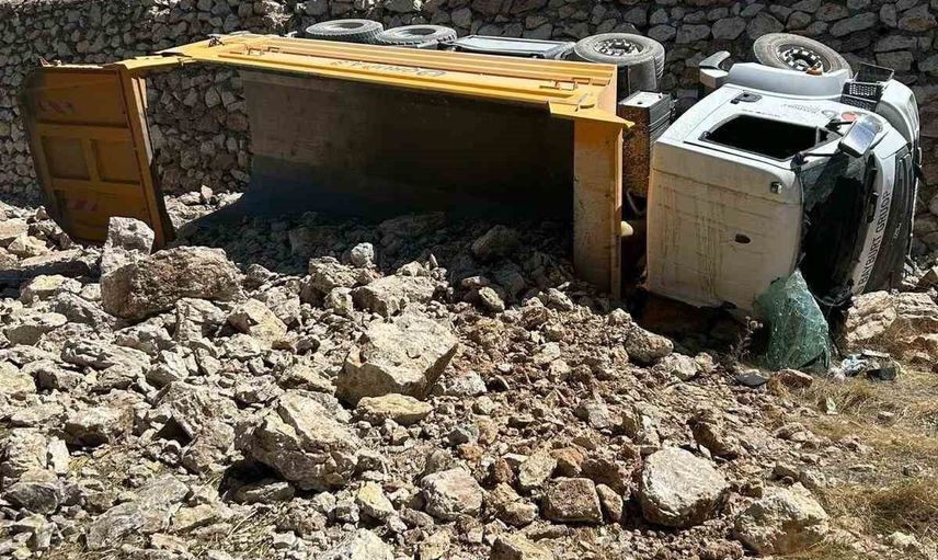 Şantiye çalışmasında devrilen kamyon: bir kişi yaşamını yitirdi