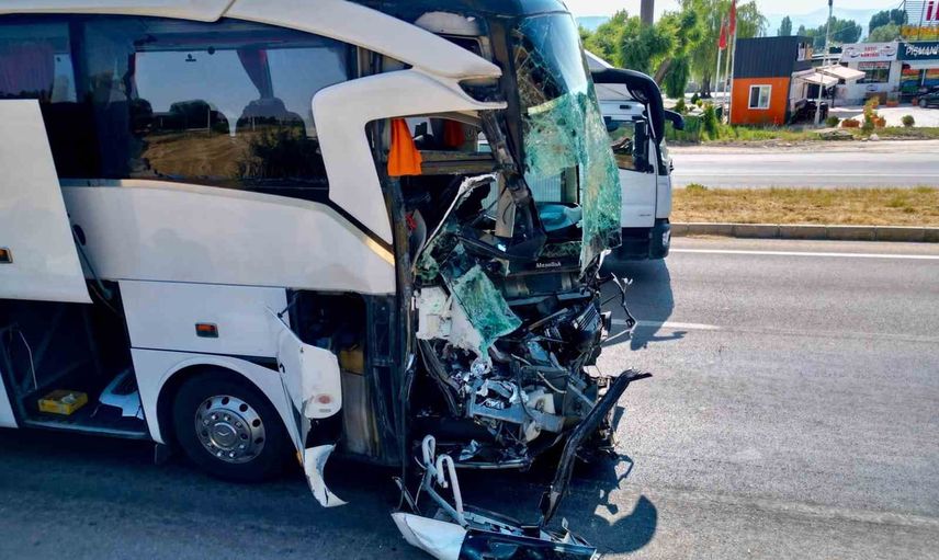 otobüs kazasında kamyonet sürücüsü yaşamını yitirdi, 15 kişi yaralandı