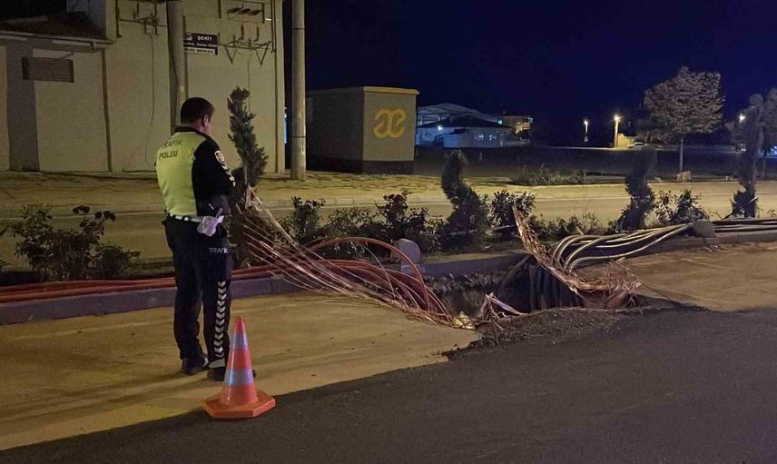 kazı çalışması yolda tehlike yarattı: otomobil çukura girip hasar gördü