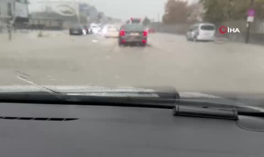 İstanbul sokakları su altında kaldı: sürücüler zorlu anlar yaşadı