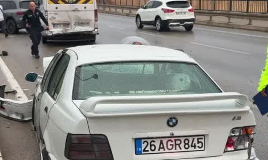 Eskişehir'de sağanak sonrası yedi aracın karıştığı zincirleme kaza bir kişiyi yaraladı