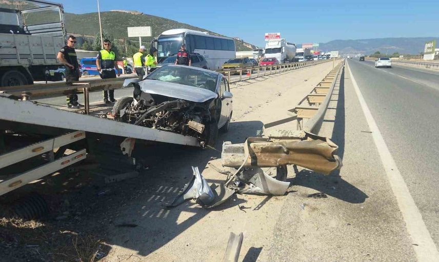 Orta refüje saplanan otomobilde üç kişi yaralandı, kaza anı kamerada