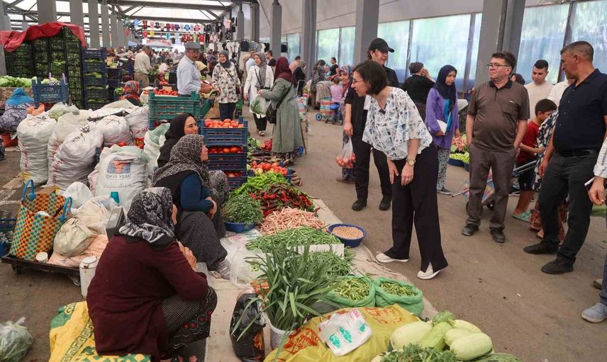 Pazar turunda esnafın taleplerini dinleyen başkan vekili Hatice Terekeci Özkan