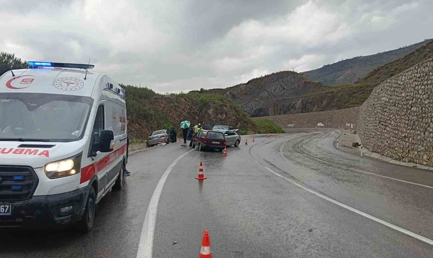 Şerit ihlali zinciri kırdı: Manavgat'ta üç araçlı kaza