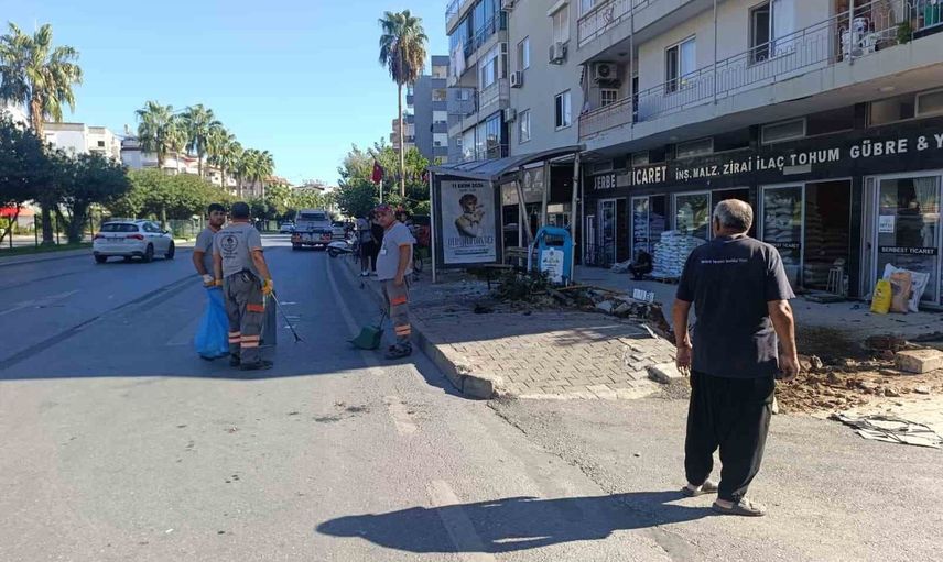 Alanya'da zincirleme kaza: otomobil önce yayaya çarpıp durağa daldı