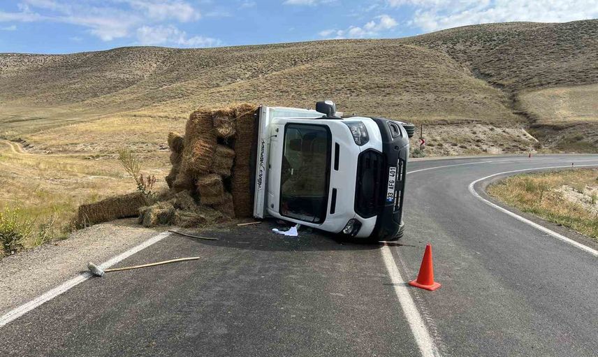 Virajı alamayan ot yüklü kamyonet Tekman'da devrildi: iki kişi hafif yaralandı
