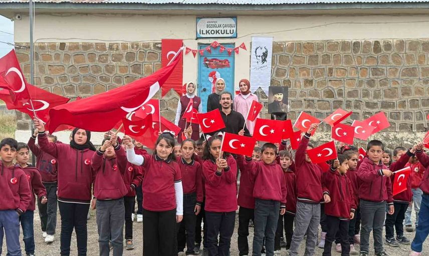 Köy okulunda 29 Ekim coşkusu: öğrenciler bayraklarla yürüdü