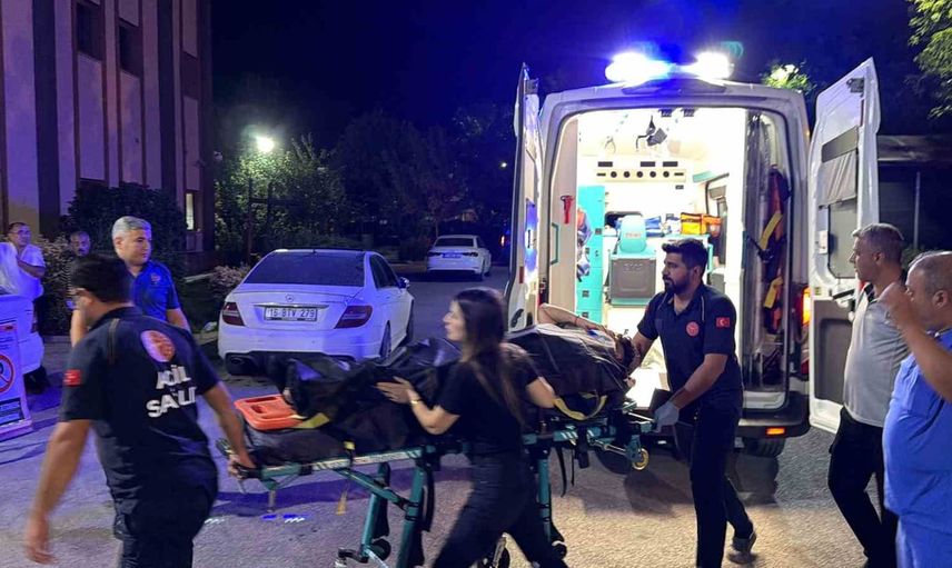 Kahta'da yoldan çıkan otomobil kaldırımda oturan gence çarptı