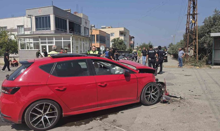 Kavşağın tehlikesi ortaya çıktı: Payas'ta araç takla attı, mahalleli önlem istedi