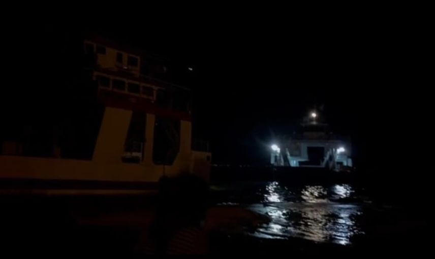 Şiddetli fırtınada feribot iskeleden sürüklendi, yolcular başka feribota aktarıldı