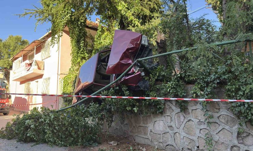 Aybey mahallesinde kontrolden çıkan otomobil korkuluklarda asılı kaldı