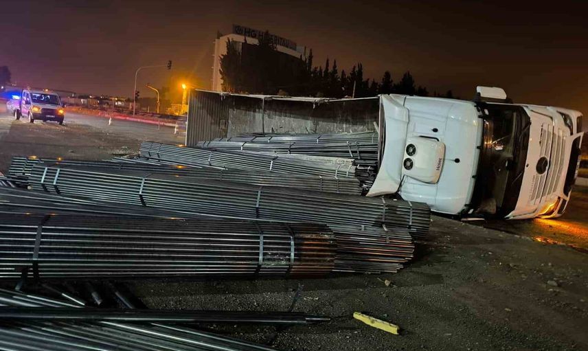 Dörtyol'da halatı kopan tır devrildi, yük karayoluna saçıldı
