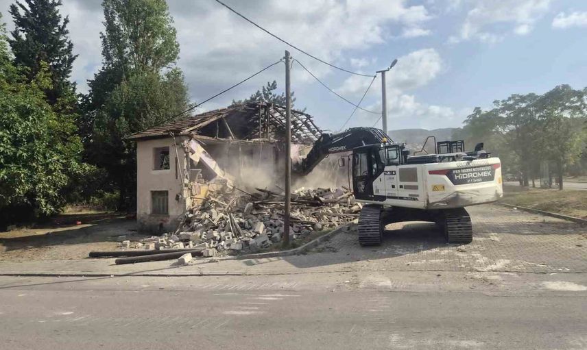 Gölcük'te riskli yapılarla mücadele sürüyor: iki metruk bina daha yıkıldı