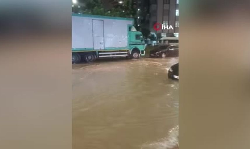 Adana'da ani sağanak ve fırtına çatılara ve güneş panellerine zarar verdi