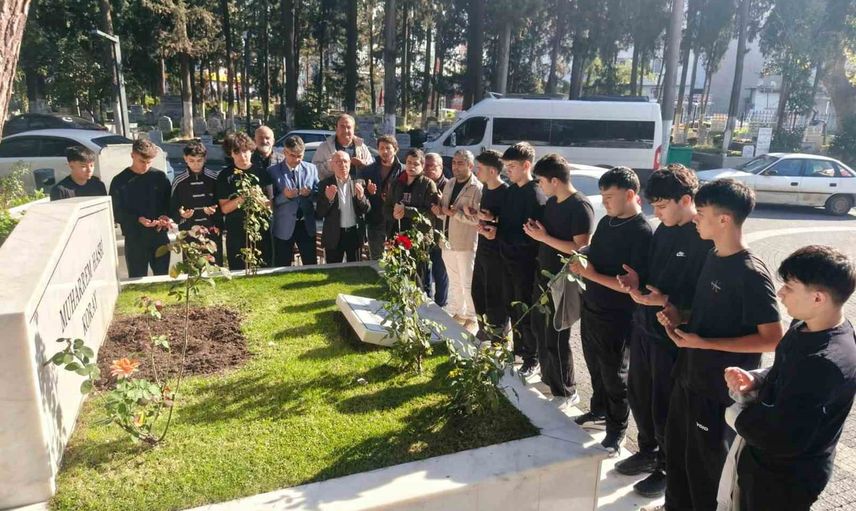 Mhal öğrencileri kurucuları Muharrem Hasbi Koray'ı kabri başında andı