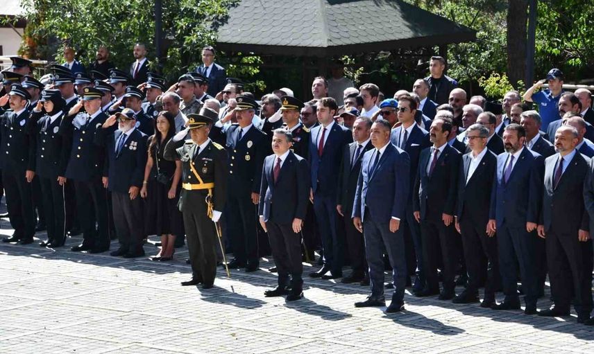 Gümüşhane'de zaferin 104. yılı anıta çelenk ve valilik resepsiyonuyla anıldı
