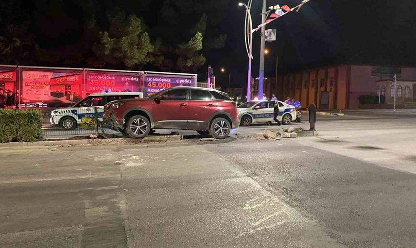Orta refüjdeki direk çarpışmayı durdurdu: Gazi Caddesi'nde motosiklet sürücüsü yaralandı