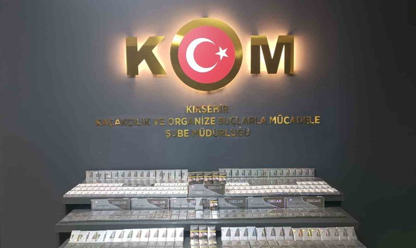 Kırşehir'de kom ekiplerinin durdurduğu araçtan 460 paket kaçak sigara çıktı