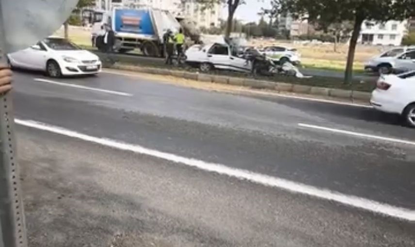 Siverek'te direksiyon hakimiyetini kaybeden araç refüjdeki ağaca çarptı: 3 yaralı