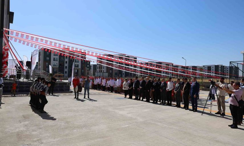 İlköğretim haftası Bağlar'da eğitim yılına umut kattı