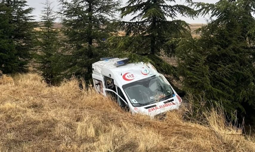 Han'dan kent merkezine giderken ambulans kaza yaptı: 3 yaralı