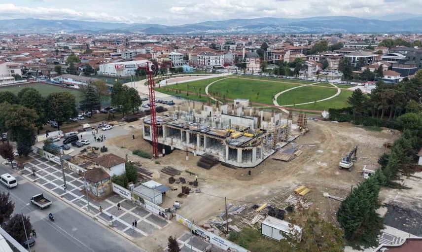 Düzce merkezinde eş zamanlı dönüşüm: meydan, kampüs ve anıt eser yükseliyor