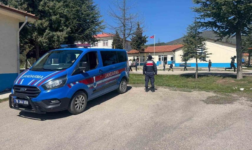 Okul yollarında güvenlik: Karabük ekipleri çocuklar için görevde