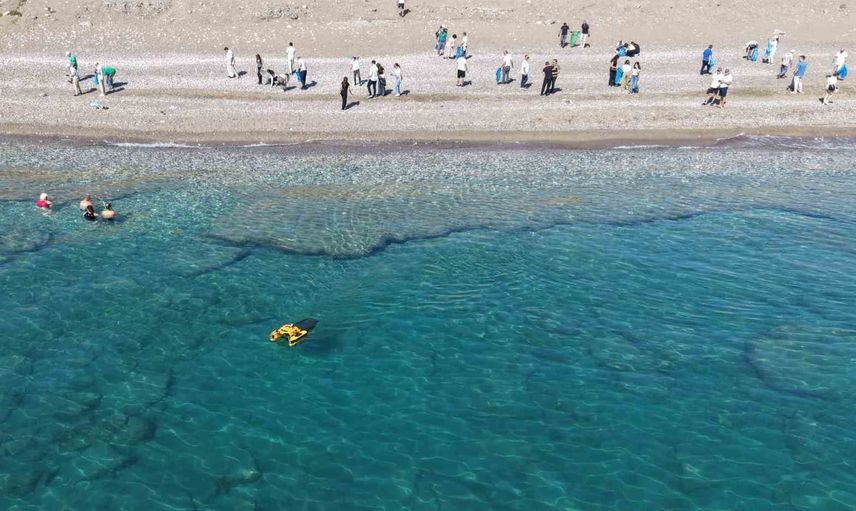 Kemer’de kıyıda ve denizde eş zamanlı temizlik seferberliği