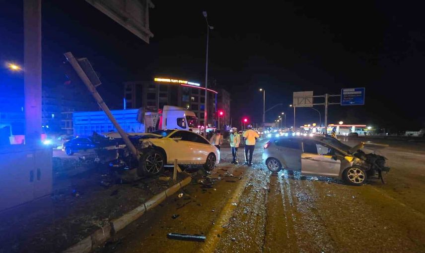 Hastane kavşağında kırmızı ışık iddiasıyla çarpışma: üç kişi yaralandı