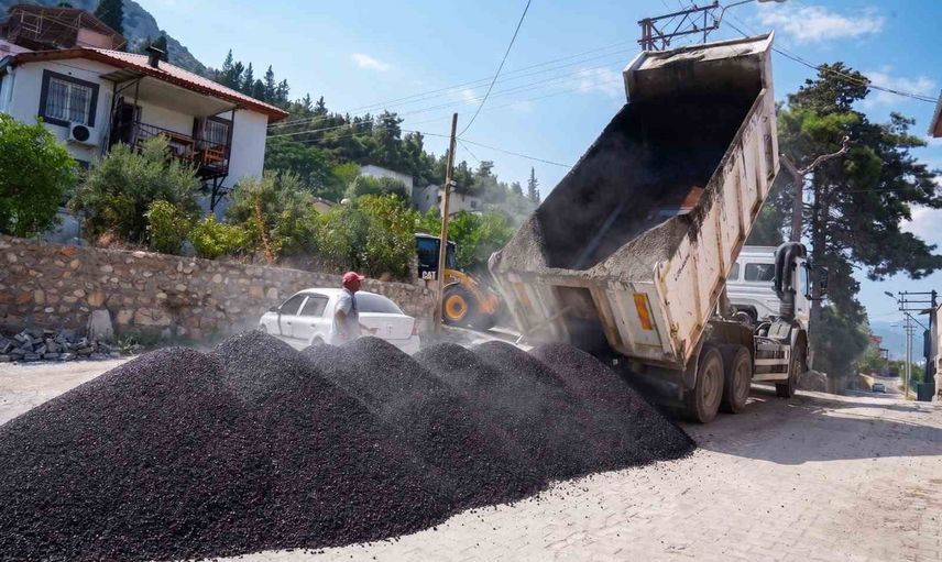Kozan'da yollar yenileniyor: 11 mahallede eş zamanlı seferberlik