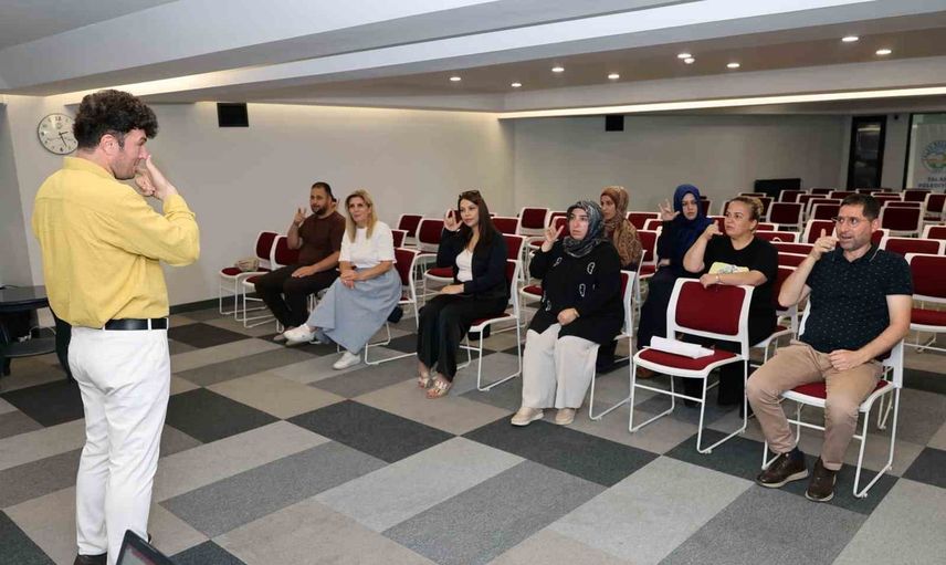 Talas'ta personel işaret diliyle erişimi güçlendiriyor