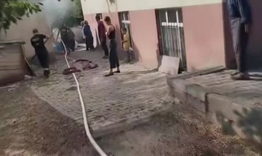 Çakırkaş'ta odunluk ve kiler yangını, itfaiye yayılmayı engelledi